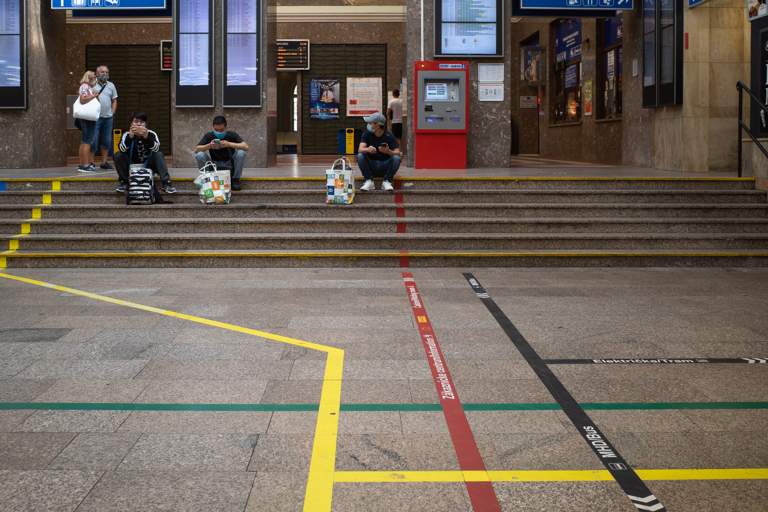 In der Bahnhofshalle: Leitlinien am Boden, Masken im September 2020